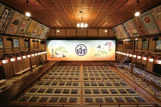 出石永樂館內部，排列整齊的桟敷席