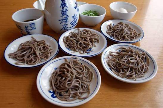 盛於五個小碟的出石皿蕎麥麵