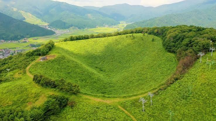 神鍋山與缽狀火山口的空拍景致,神鍋高原
