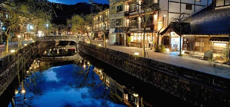 城崎溫泉大谿川沿岸夜晚的柳並木燈光